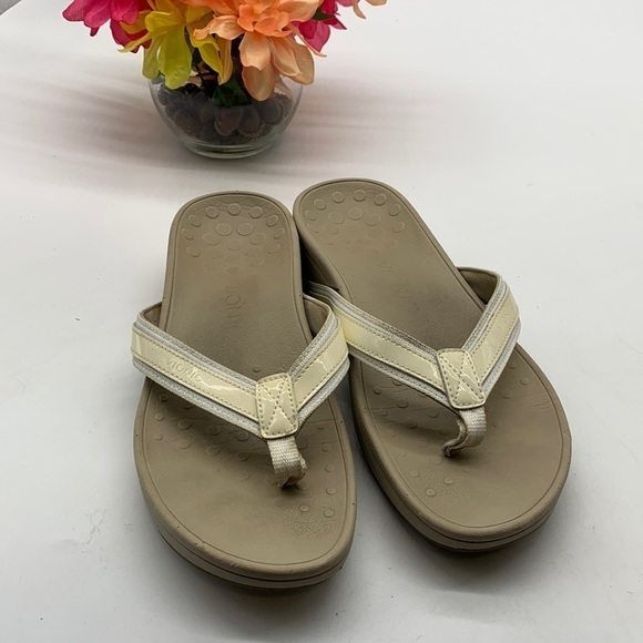 Vionic cream colored High Tide Flip Flop Sandal Sz 9. VIO0111 - Picture 1 of 5
